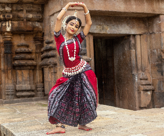 A tribal and folk dance festival, Lokranjan Festival is organised by the Adivasi Lok Kala Academy along with the Madhya Pradesh Tourist Department. The highlights of this festival are tribal and classical dances, performance arts and exhibitions.